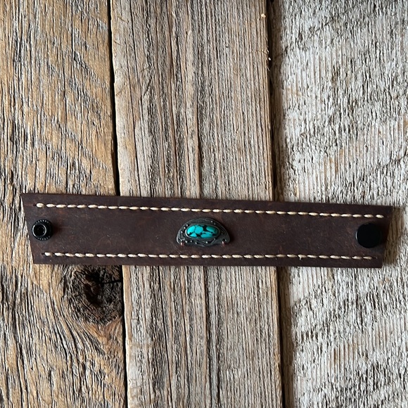 Handmade leather cuff bracelet - Picture 4 of 8